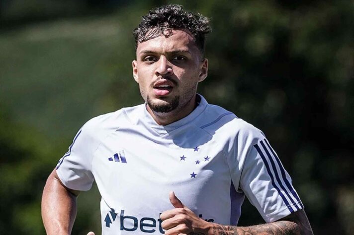 ESQUENTOU - Atento ao mercado, o Cruzeiro também pretende se desfazer de alguns atletas sem espaço no elenco atualmente. Daniel Jr, volante de 21 anos, é um dos jogadores mais cotados para deixar a Raposa nesta janela. O jovem tem contrato com o clube mineiro até 2025, mas fez apenas cinco partidas sob o comando do técnico Pepa. Assim, o Cruzeiro aguarda por propostas pelo jogador. 