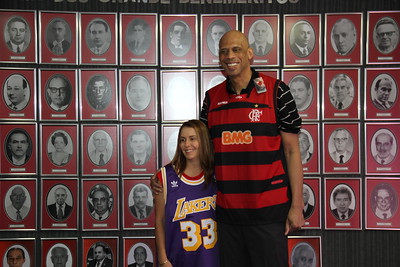 Lenda do basquete americano, Kareem Abdul-Jabbar visitou o Flamengo em 2012. Na ocasião, o ex-jogador deu uma palestra na Gávea e posou com a camisa rubro-negra.
