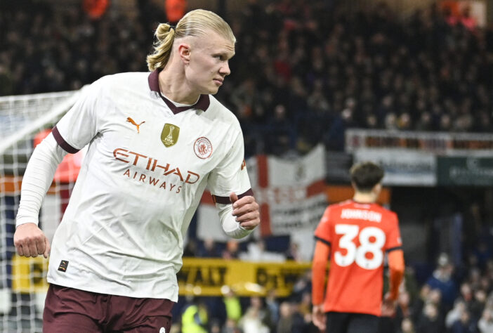 Haaland é avassalador! O atacante do Manchester City não cansa de bater recordes, sendo o último na goleada do Manchester City por 6 a 2 sobre o Luton Town, pela Copa da Inglaterra, quando o norueguês marcou cinco gols no jogo. Nesta galeria, veja outros 32 feitos do centroavante, de apenas 23 anos! 