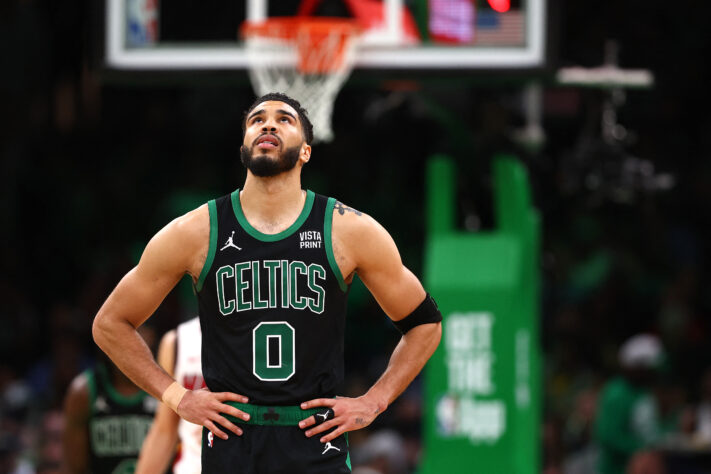 Jayson Tatum, de 26 anos, quer seu primeiro anel de campeão da NBA junto do Celtics. Ainda vivo na briga, o time de Boston é um dos favoritos para conquistar a liga. De olho nisso, o Lance! separou uma lista com 15 jogadores históricos que nunca conquistaram um título. Confira a seguir!