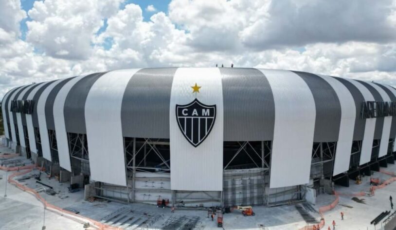 O Atlético-MG pode ser o próximo clube do futebol brasileiro a implementar o modelo da Sociedade Anônima do Futebol (SAF). O Galo terá uma reunião que irá aprovar (ou reprovar) a transformação do clube em SAF, com a venda de 75% das ações para a chamada "Galo Holding", por R$ 913 milhões (além de assumir 100% da dívida do clube). Confira nesta galeria outros times que podem virar SAF.