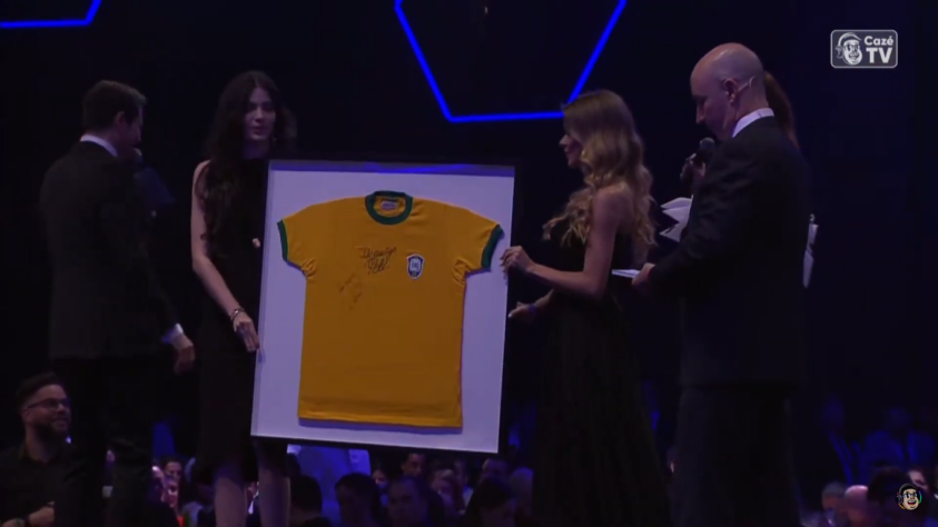 1º lote - Camisa da Seleção Brasileira autografada por Pelé e Neymar: R$ 500 mil
