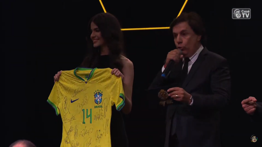 Lote surpresa - Duas camisas da Seleção Brasileira autografadas por todos os jogadores do último amistoso: R$ 200 mil
