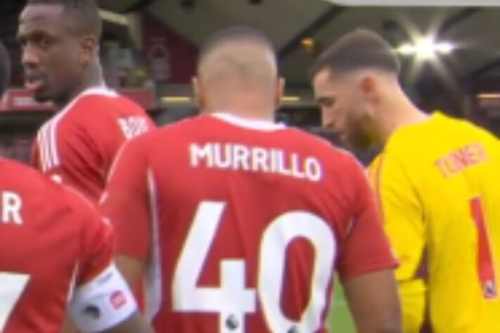 Na estreia do zagueiro Murillo pelo Nottingham Forest (Inglaterra), um fato curioso chamou a atenção de quem acompanhava a partida: o nome do defensor, ex-Corinthians, estava escrito de maneira errada na camisa (Murrillo). Veja a seguir outras gafes cometidas por clubes em suas camisas. 