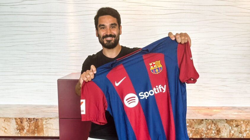 Barcelona (Espanha) - CHEGADAS: Ilkay Gundogan (foto) (meia, 32 anos - nacionalidade: alemão - valor: custo-zero) / SAÍDAS: Antoine Griezmann (atacante, 32 anos - nacionalidade: francês - valor: 20 milhões de euros), Francisco Trincão (atacante, 23 anos - nacionalidade: português - valor: 7 milhões de euros), Sérgio Busquets (volante, 34 anos - nacionalidade: espanhol - valor: custo-zero), Jordi Alba (lateral-esquerdo, 34 anos - nacionalidade: espanhol - valor: custo-zero) e Samuel Umtiti (zagueiro, 29 anos - nacionalidade: francês - valor: custo-zero). 