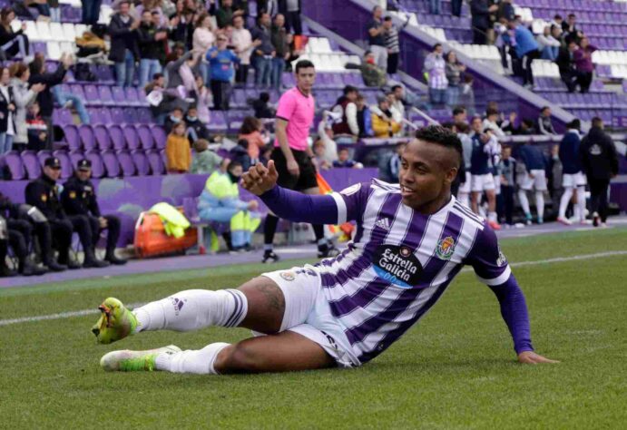 ESQUENTOU - O atacante do Valladolid (Espanha) Paulo Vitor, de 23 anos, está próximo de se transferir para o Cruzeiro por empréstimo. O atleta foi revelado pela base do Vasco da Gama e acumula passagens por Rio Ave (Portugal), Albacete e Marbella (Espanha). 