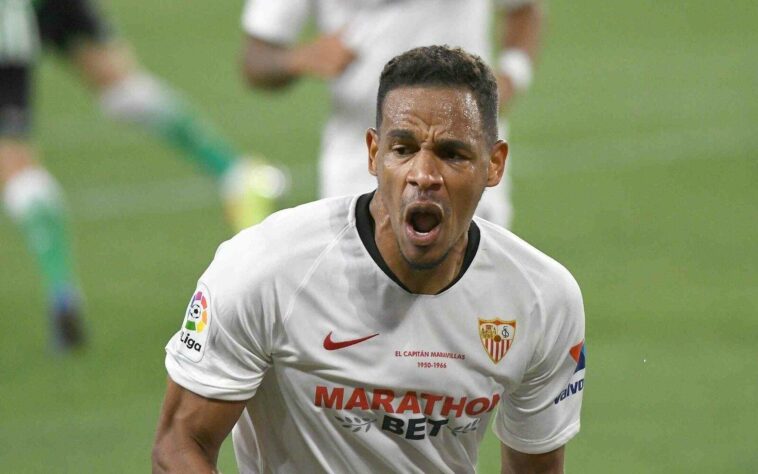 ESQUENTOU - Vasco da Gama e o volante Fernando, do Sevilla, têm um acordo encaminhado, e o jogador pode vestir a camisa cruz-maltina ainda este ano. O atleta tem carreira sólida n Europa, onde vestiu as camisas de Manchester City, Sevilla e Porto. Seu contrato com o clube espanhol iria até 2024, mas o volante deseja voltar ao Brasil e se sentiu atraído pelo projeto apresentado pelo Gigante da Colina. 