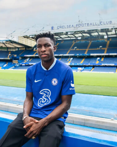 FECHADO - O Chelsea anunciou a contratação de Nicolas Jackson, atacante destaque do Villarreal na última temporada do futebol espanhol. O jogador de 22 anos, que nasceu na Gâmbia mas defende a seleção de Senegal, custou 37 milhões de euros (R$ 193 milhões, na cotação atual) ao clube londrino. 