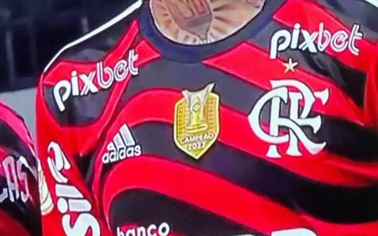 Na vitória do Flamengo por 3 a 2 diante do Santos, pela 12ª rodada do Brasileirão, o Rubro-negro estampou em sua camisa o patch de campeão do Brasileirão do ano de 2022, título conquistado pelo Palmeiras.