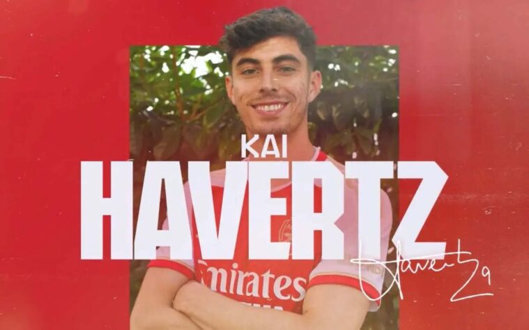 FECHADO - Kai Havertz, meio-campista alemão, resolveu 'pular o muro' e resolveu trocar o Chelsea pelo Arsenal. O anuncio da contratação foi feito na tarde desta quarta-feira. O jornalista Fabrizio Romano informou que o jogador de 24 anos chega aos 'Gunners' pelo valor de 65 milhões de libras (cerca de R$ 400 milhões na cotação atual). 