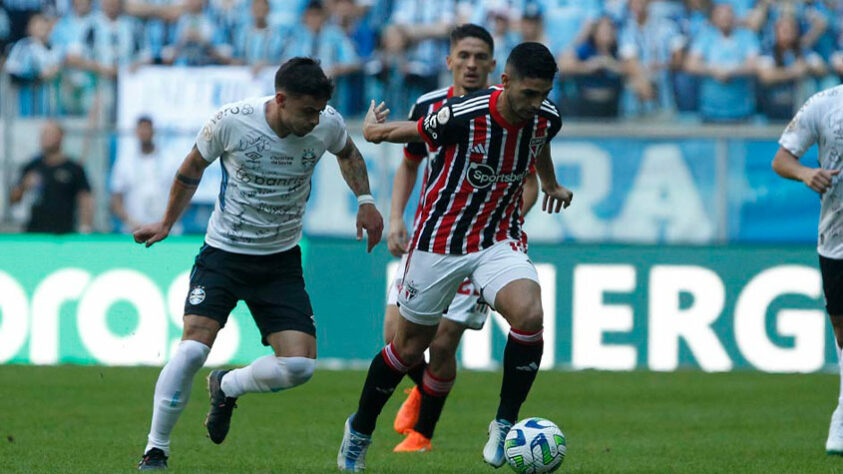 Grêmio - Sobe: Luis Suárez: mais uma grande partida com a camisa do Tricolor Gaúcho, deu a assistência para Reinaldo virar a partida. / DESCE - Jogo aéreo defensivo: em algumas ocasiões, os atacantes do São Paulo tiveram espaço para cabecear dentro da grande área, como na jogada do gol do Calleri