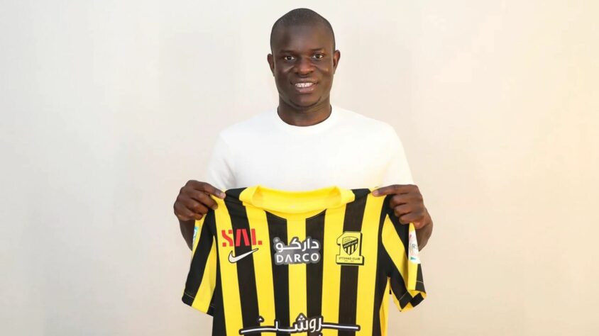 FECHADO - O Al-Ittihad, da Arábia Saudita, anunciou a contratação do volante N'Golo Kanté, contratado junto ao Chelsea. O francês de 32 anos estava no clube inglês desde a temporada 2016/2017, e agora será parceiro de Karim Benzema no futebol Saudita, que vem investindo forte no futebol como forma de melhorar a imagem do governo local através do esporte. 