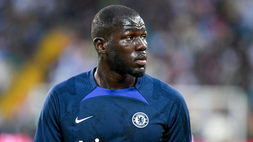 FECHADO – O Chelsea acertou a venda do zagueiro Koulibaly para o Al-Hilal, da Arábia Saudita. O valor da negociação gira na casa dos 24 milhões de euros (aproximadamente R$ 125 milhões). O senegalês ficou nos Blues por apenas uma temporada. No total, foram 32 jogos disputados com a camisa do clube londrino.