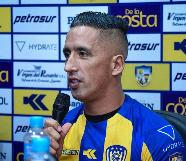 FECHADO - O atacante paraguaio Lucas Barrios foi apresentado no Sportivo Luqueño, do Paraguai. O jogador tem passagens marcantes por Borussia Dortmund, na Alemanha, e Palmeiras e Grêmio, no Brasil. 