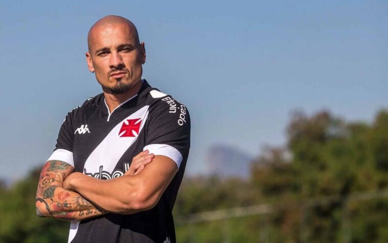 FECHADO - O Vasco da Gama anunciou o zagueiro Maicon, de 34 anos, que estava no Santos. O jogador chega ao Cruz-Maltino sem custos, já que rescindiu com o clube paulista recentemente. Seu contrato é válido até o final do ano. 