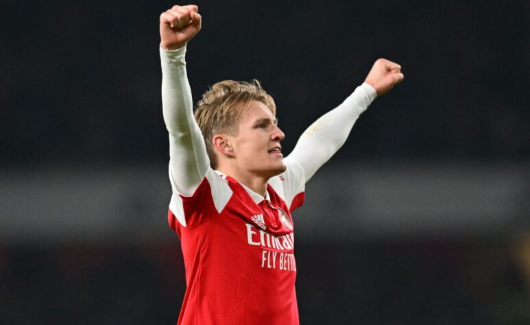 ESQUENTOU - Um dos destaques do Arsenal na campanha do último campeonato inglês, o meia Odegaard deve receber uma proposta de renovação de longo prazo em breve, segundo o jornalista Fabrizio Romano. O contrato do norueguês com os Gunners tem duração até 2025 apenas. 