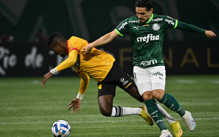 O Palmeiras derrotou o Barcelona-EQU por 4 a 2, de virada, na noite desta quarta-feira (7), no Allianz Parque, pela quinta rodada da fase de grupos da Libertadores. Com o resultado, o Verdão garantiu sua classificação nas oitavas de final da competição. Os gols do Alviverde foram marcados por Gustavo Gómez, Piquerez, Artur e Endrick. Confira as notas do Palmeiras: