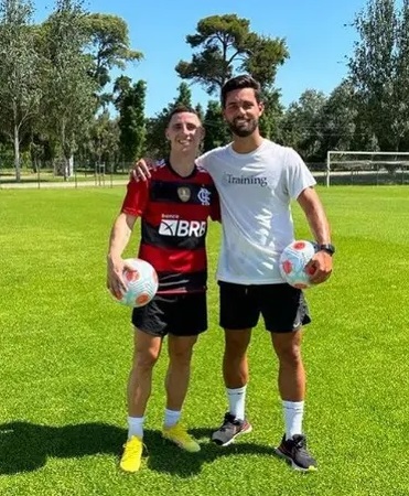 O atacante português Daniel Podence, do Wolverhampton, apareceu em sua conta no Instagram com uma camisa do Flamengo. Assim, o lateral-esquerdo Marçal, jogador do Botafogo e ex-companheiro na época em que jogaram juntos no clube da Premier League brincou: "Manda o endereço mano, vou te mandar uma camisa muito mais maneira que essa fraca que estás a usar! Abraço craque".