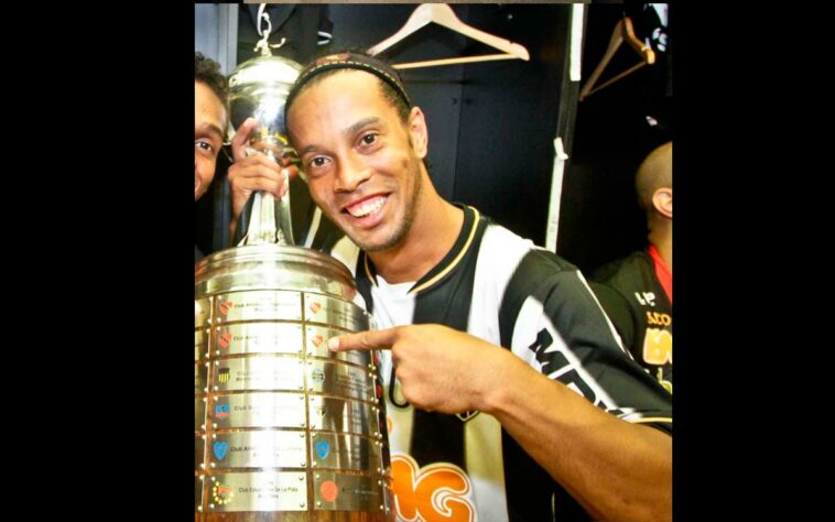 Ronaldinho Gaúcho - O Bruxo é amplamente um dos maiores jogadores da história, e em sua volta ao Brasil acumulou atuações marcantes no Flamengo, e liderou o Galo em sua primeira Libertadores.