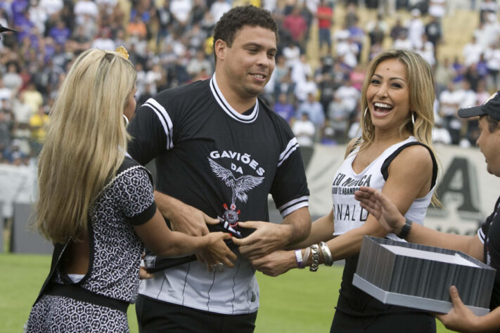 Ronaldo - O Fenômeno saiu do Milan para se transferir para o Corinthians, em 2009. Na passagem de dois anos pelo clube, o camisa 9 se tornou ídolo da Fiel, conquistou as taças do Paulistão 2009 e Copa do Brasil 2009, antes de se aposentar.