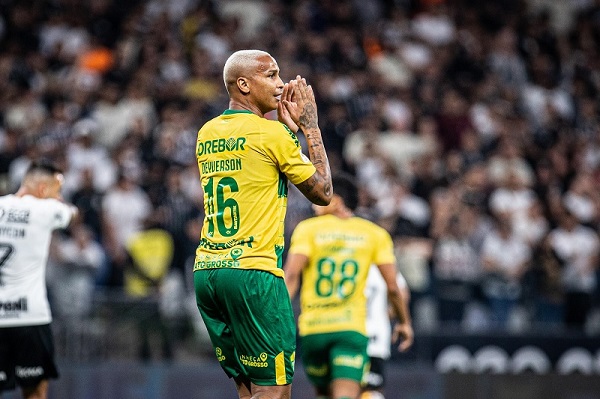 Jogadores do Cuiabá contestaram a marcação de pênalti para o Goiás, após dividida de Caio Alexandre com Palacios. O atacante Deyverson (foto) também reclamou de um toque de mão dentro da área, mas Daronco mandou seguir.