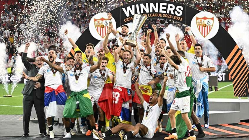 O Sevilla conquistou a Liga Europa pela 7ª vez em sua história ao vencer a final contra a Roma nos pênaltis, por 3 a 1, após empate em 1 a 1 no tempo regulamentar e na prorrogação na última quarta-feira (31). Confira a seguir a lista dos clubes com mais títulos da segunda principal competição do futebol europeu. 