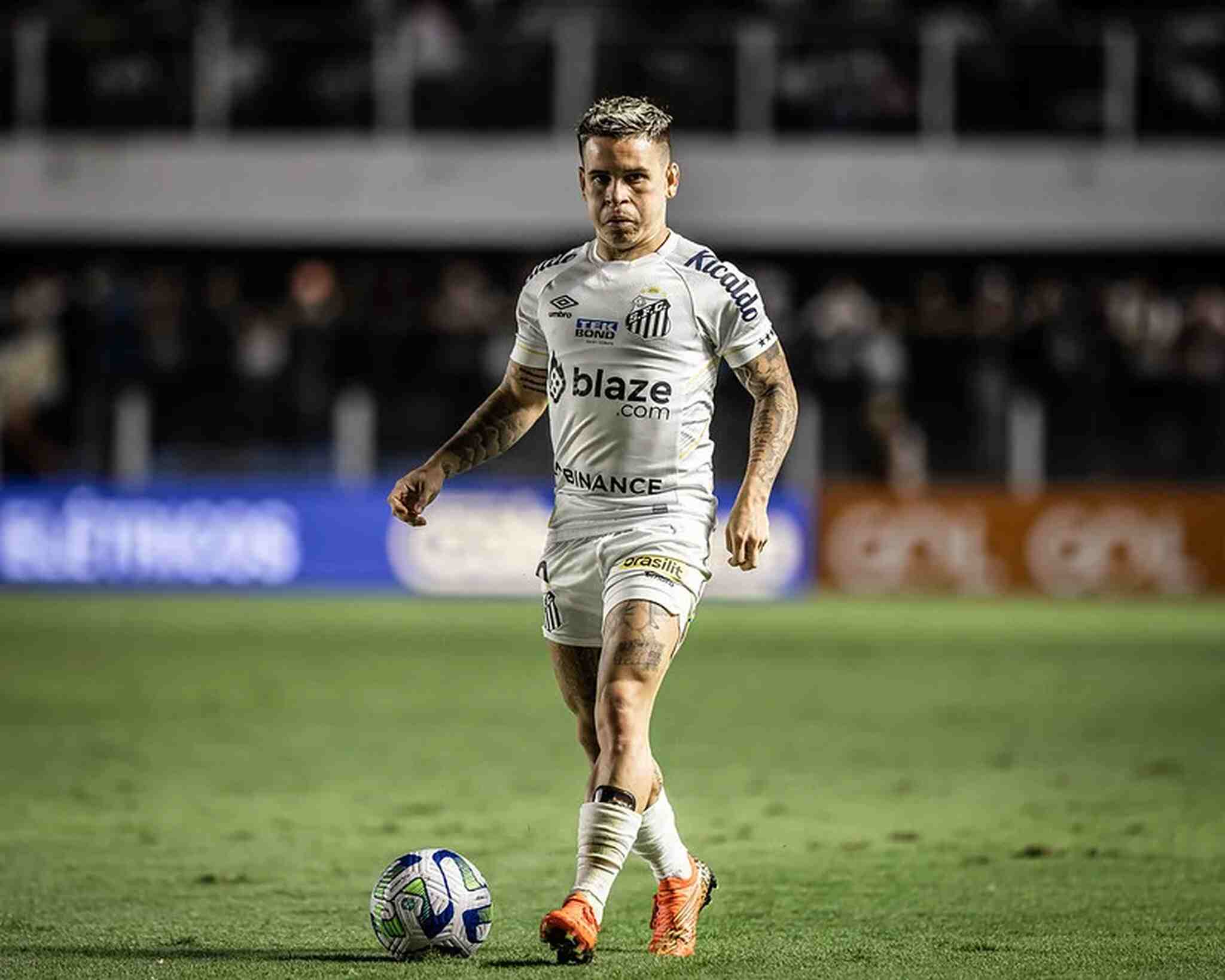 FECHADO - O Santos acertou a contratação em definitivo do atacante Soteldo. O jogador estava emprestado ao Peixe pelo Tigres, do México. O valor estipulado para a venda era de 4 milhões de dólares (R$ 19,2 milhões na cotação atual) por 50% dos direitos do atleta. Seu novo contrato será assinado após a Data FIFA e terá duração até 2027. 