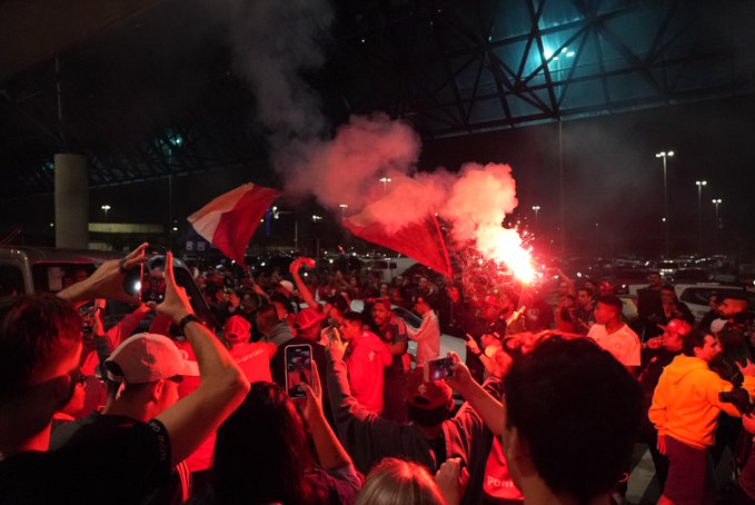 Enner Valencia, principal reforço do Internacional na temporada, desembarcou em Porto Alegre na madrugada desta segunda-feira (26) ao lado dos seus familiares e foi recebido com grande festa do torcedor colorado. Nesta galeria, o LANCE! relembra algumas contratações de peso no futebol brasileiro que proporcionaram grandes recepções por parte da torcida. Confira!