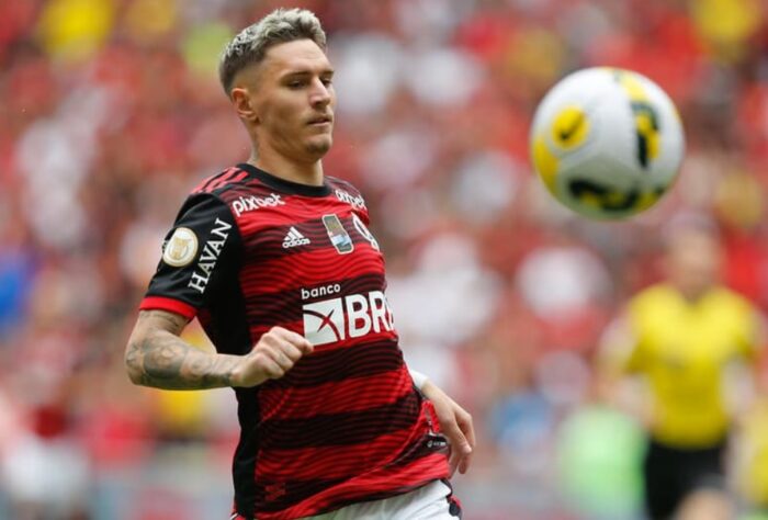 Lateral-direito: Varela (Flamengo)