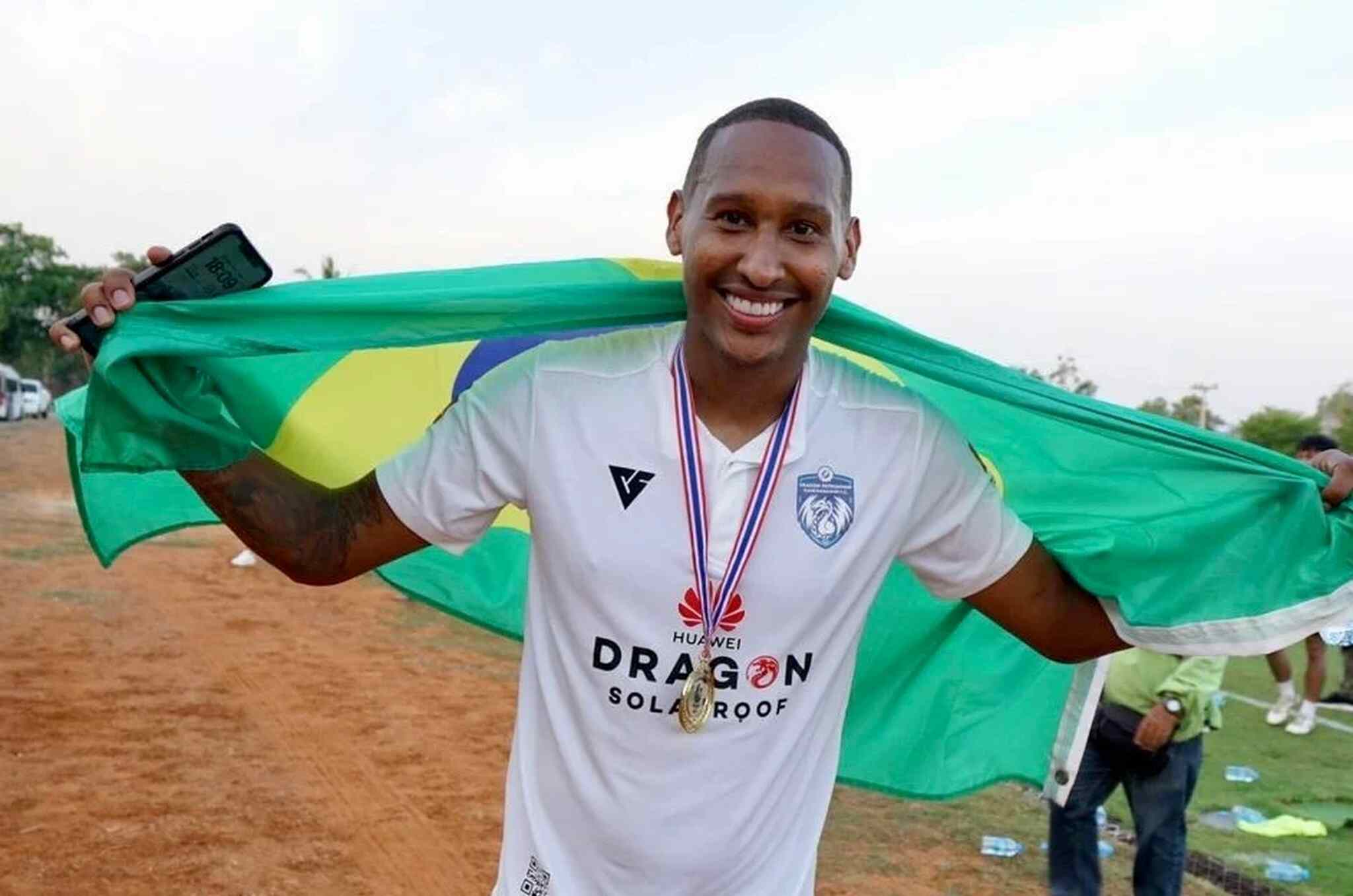 FECHADO - O zagueiro Artur Vieira, com passagem pelo Fluminense, se despediu do DP Kanchanaburi, da Tailândia, e agora se encontra livre no mercado. O atleta não chegou a um acordo para a renovação de seu contrato e deve definir seu futuro nos próximos dias. 