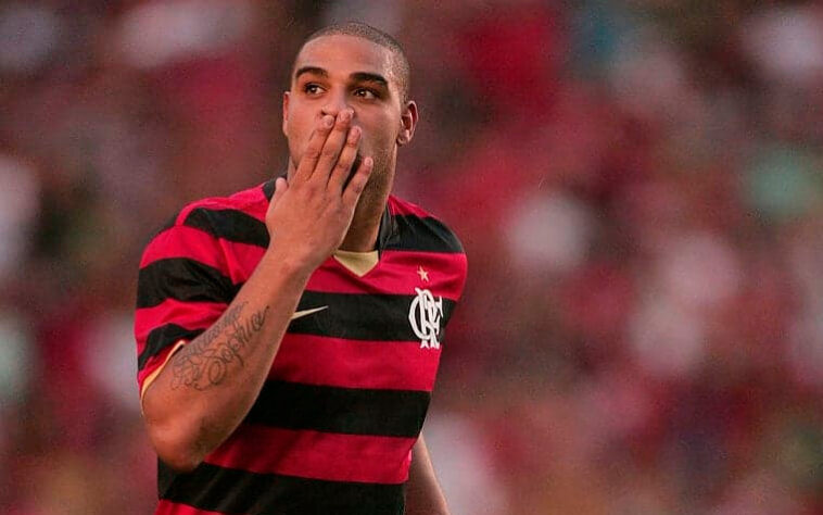 Adriano Imperador - explodiu no Flamengo entre os anos de 2000 e 2001. Depois de um grande de sucesso, seguido de uma decadência na Europa, o jogador voltou para o clube em 2009. Em grande fase no Rio de Janeiro, o atacante foi capaz de ser a principal estrela da conquista do Brasileirão daquele ano, formando o famoso ataque "Império do Amor", ao lado de Vagner Love.