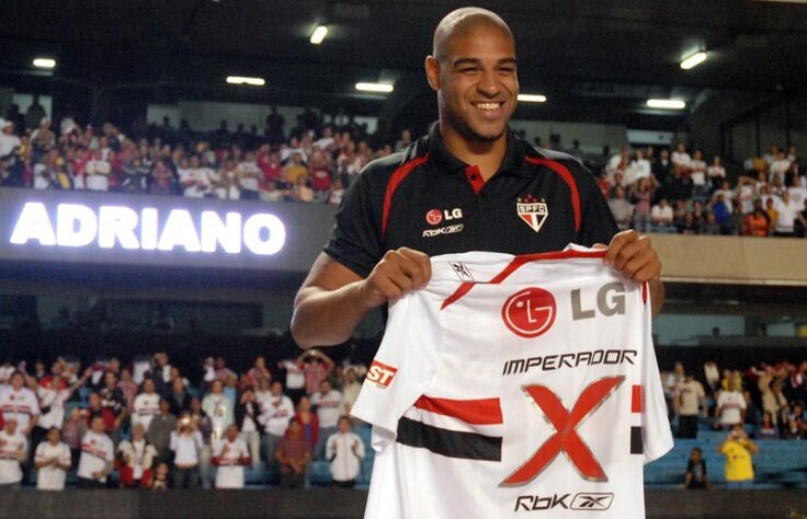 Adriano - Antes de se transferir em definitivo para o Flamengo, onde fez sucesso em 2009, o Imperador jogou no São Paulo em 2008. O atacante deixou a Inter de Milão e reencontrou o bom futebol no Morumbi, onde marcou 17 vezes em apenas 28 partidas disputadas. Em sua chegada, o jogador recebeu todo carinho da torcida tricolor.