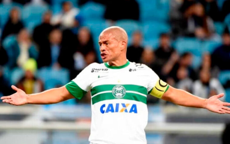 Alex - revelado na base do Coritiba, o meia deixou o clube ainda muito novo contratado pelo Palmeiras para substituir Djalminha. No Verdão, o camisa 10 virou ídolo, foi multicampeão e foi para a Europa. O jogador ainda teve passagem pelo Flamengo, brilhou no Cruzeiro e fez história na Turquia defendendo o Fenerbahçe, onde também é considerado ídolo do clube. Nos seus últimos anos de carreira, quando decidiu voltar ao Brasil, em 2012, Alex recebeu propostas de muitas equipes, mas fez questão de retornar ao Coxa, para se despedir do futebol no clube que o revelou. Foram dois anos no Couto Pereira, até que no final de 2014 o meia pendurou as chuteiras.