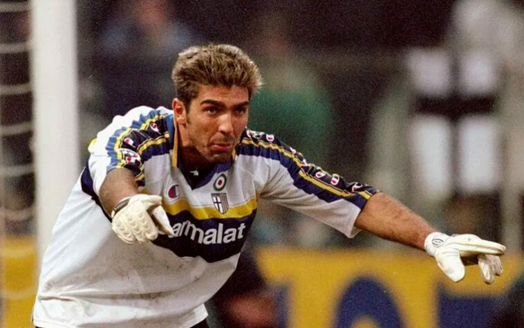 Gianluigi Buffon - aos 44 anos, o goleiro ainda está em atividade e defende o Parma. Antes, o italiano brilhou na Juventus e também teve uma passagem pelo PSG. Buffon acertou seu retorno ao tradicional clube italiano em junho de 2021 e tem contrato até 2024. Além disso, tudo indica que o histórico goleiro vai pendurar as luvas defendendo o clube que o revelou para o futebo. Na atual temporada, inclusive, uma cena do experiente goleiro chorando após a permanência do Parma na segunda divisão da Itália rodou o mundo do futebol.