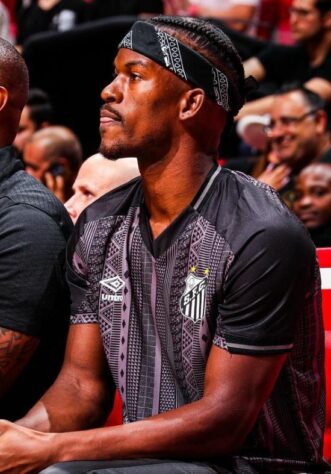 Não foi só com a camisa do Flamengo que Jimmy Butler já foi visto publicamente. Em 2022, durante partida do Miami Heat em casa, o astro apareceu no banco de reservas da equipe vestindo uma camisa do Santos. 