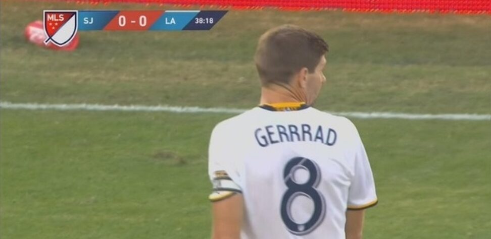 'GERRRAD' - O volante inglês também foi vítima de uma dessas gafes. Em sua camisa, o nome 'Gerrrad' foi estampado no lugar de Gerrard. 