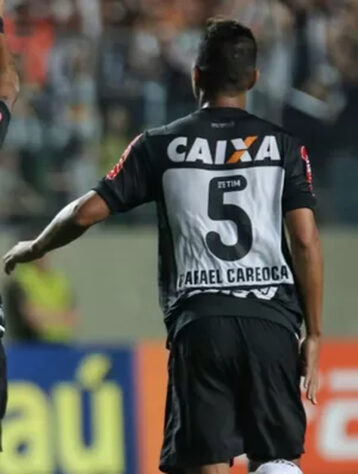 RAFAEL 'CAREOCA' - Quando defendia o Atlético-MG, o volante Rafael Carioca entrou em campo com uma camisa que estampava seu nome de maneira incorreta, na vitória do Galo sobre a Chapecoense por 3 a 1 pelo Brasileirão daquele ano. 