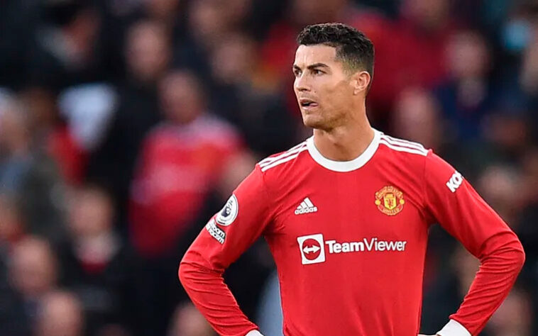 Cristiano Ronaldo - o craque português acertou o retorno ao Manchester United em setembro de 2021, primeiro grande clube onde o astro começou a sua carreira repleta de títulos e sucesso. Eleito o melhor jogador do mundo pela Fifa em cinco oportunidades, na primeira delas, em 2008, ainda jogava pelo clube inglês. No entanto, alguns problemas de vestiário fizeram com o que CR7 deixasse os Red Devils e acertasse a ida para ao Al-Nassr, da Arábia Saudita, clube no qual defende até hoje.