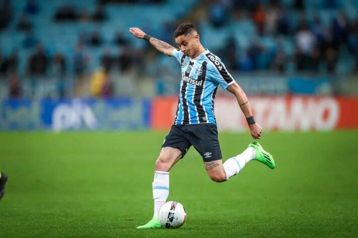 ENCAMINHADO - O Fluminense tem tudo acertado com o lateral-esquerdo Diogo Barbosa, do Grêmio. O jogador é esperado no Tricolor nas próximas semanas para a realização de exames médicos e assinatura de contrato. O contrato de empréstimo do jogador com o Flu vai até dezembro deste ano, mesmo período em que se encera seu vínculo com o Grêmio.