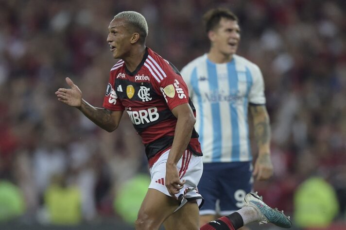 WESLEY (LD, Flamengo) - Vem em ascensão com a camisa do Flamengo e também pode surgir como surpresa de Diniz no início das Eliminatórias.