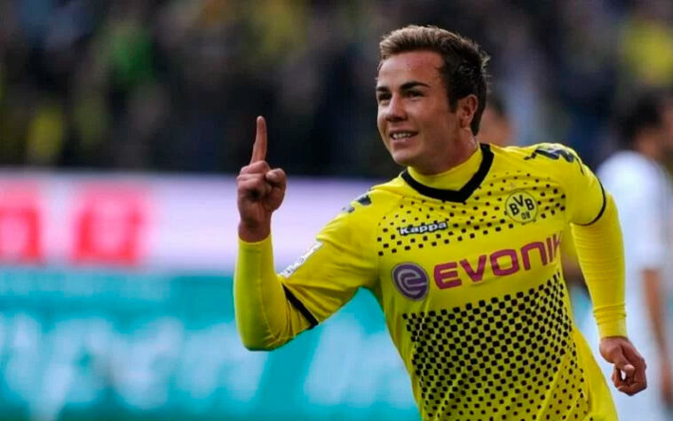 Mario Gotze  - criado nas bases do Borussia Dortmund, o meia apareceu como um dos três craques da equipe ao lado de Lewandowski e Marco Reus, chegando na final da Champions de 2013. No entanto, o alemão migrou para o rival Bayern, em transferência anunciada horas antes da final da competição europeia. Comprado por R$ 132 milhões, Gotze vestiu a camisa do Bayern por três temporadas, mas nunca conseguiu repetir os níveis de atuação. Assim, o meia acertou a sua volta ao Dortmund em 2016 por cerca de R$ 20 milhões a menos.