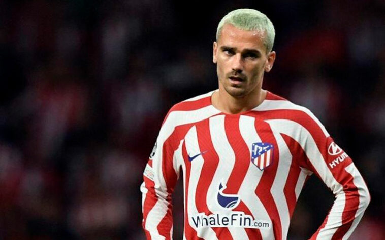 Atlético de Madrid (Espanha) - CHEGADAS: Antoine Griezmann (foto) (atacante, 32 anos - nacionalidade: francês - valor: 20 milhões de euros) / SAÍDAS: Geoffrey Kondogbia (volante, 30 anos - nacionalidade: centro-africano - valor: 8 milhões de euros) e Matt Doherty (lateral-direito, 31 anos - nacionalidade: irlandês - valor: custo-zero). 