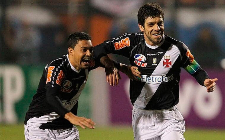 Juninho Pernambucano - o Reizinho da Colina acertou seu retorno ao clube onde é ídolo em 2011. Na época, Roberto Dinamite tinha prestígios como presidente. Por mais que o meia não tenha participado da campaha do título da Copa do Brasil em 2011, o ex-jogador foi fundamental na boa campanha do Vasco no Brasileirão de 2012, quando os cariocas ficaram na vice-liderança.