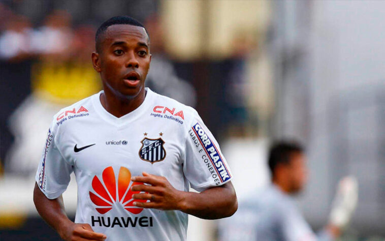 Robinho - foi uma das maiores revelações da história do Santos, em 2002. O atacante conquistou dois Brasileiros com a camisa do Peixe e se tornou um grande ídolo do clube após sair em 2005. No entanto, na Europa, ele não foi nem sombra do jogador que foi no Brasil e fez alguns retornos para o país, e com muito sucesso. Em 2010, ao lado de Neymar e Ganso, eles conquistaram o Campeonato Paulista e a Copa do Brasil. Mais tarde, em 2015, o atacante voltou a se destacar no Alvinegro Praiano ao ser campeão Paulista.