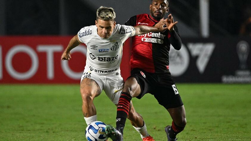 O Santos foi derrotado pelo Newell's Old boys por 2 a 1 na Vila Belmiro em jogo válido pela 5ª rodada da fase de grupos da Copa Sul-Americana. Sforza abriu o placar para os argentinos e Marcos Leonardo empatou, de pênalti, para o Peixe. No entanto, Portillo fez um golaço já nos acréscimos para garantir a vitória para o Newell's. A defesa santista abusou do direito de errar na defesa, e acabou entregando o resultado nos acréscimos da partida. Veja as notas do LANCE!. 