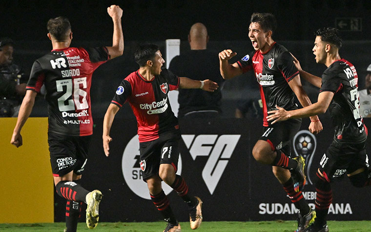 Newell's Old Boys (Argentina): SOBE - Marcos Portillo: acordou a coruja com um golaço e ainda garantiu os três pontos para a sua equipe.  / DESCE - Guillermo Ortiz: fez o pênalti que colocou o Santos de novo no jogo.