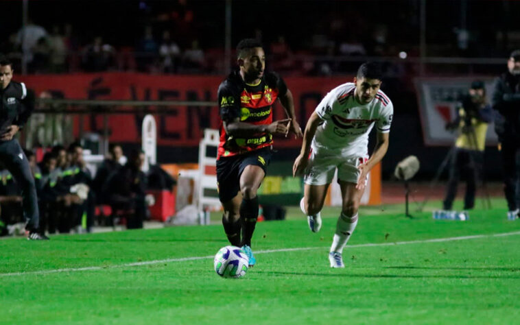 Por pouco, o São Paulo não se classificou para as quartas de final da Copa do Brasil. Após ser derrotado com a virada por 3 a 1, que configurou o primeiro revés de Dorival Júnior, o Tricolor buscou a redenção nas penalidades, graças a Pablo Maia, que converteu a úlitma cobrança, e Rafael, que defendeu uma. Veja as atuações individuais dos jogadores! (Por Izabella Giannola)