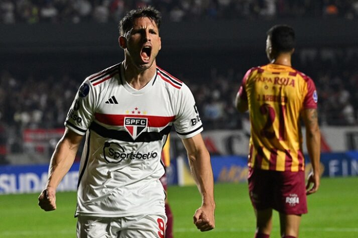 ESQUENTOU - A 'Fox Sports' do México informou que dirigentes do Monterrey estariam no Brasil para tentar contratar o atacante Jonatan Calleri, do São Paulo. Segundo a emissora, os dirigentes mexicanos estão considerando, inclusive, pagar a multa rescisória do contrato de Calleri, caso as negociações com o São Paulo não evolua. Questionado sobre o interesse do mexicano, o presidente Julio Casares afirmou que a intenção é recusar a proposta. O contrato de Calleri com o São Paulo vai até o final de 2025. 