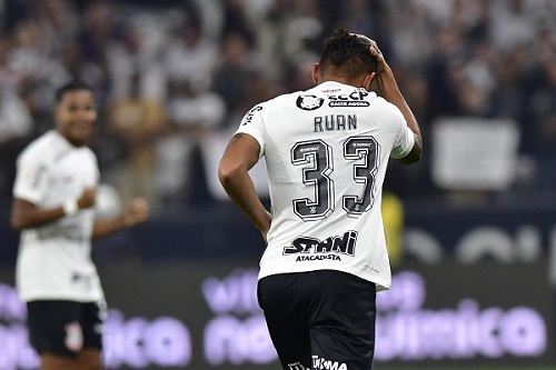 O Corinthians empatou com o Cuiabá em 1 a 1 na Neo Química Arena, em jogo válido pela décima rodada do Brasileirão. O gol do Dourado foi marcado por Deyverson, aos 10' do segundo tempo. Já o empate do Timão veio pelos pés de Ruan Oliveira, aos 36' da segunda etapa. Este gol garantiu a melhor nota do jogo para o jovem meia. Veja as avaliações do LANCE!.