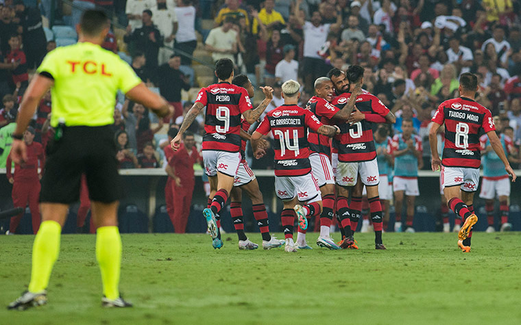 Em noite de boa atuação coletiva e destaques individuais, Flamengo amassa o Vasco no Maracanã e mira no G-4